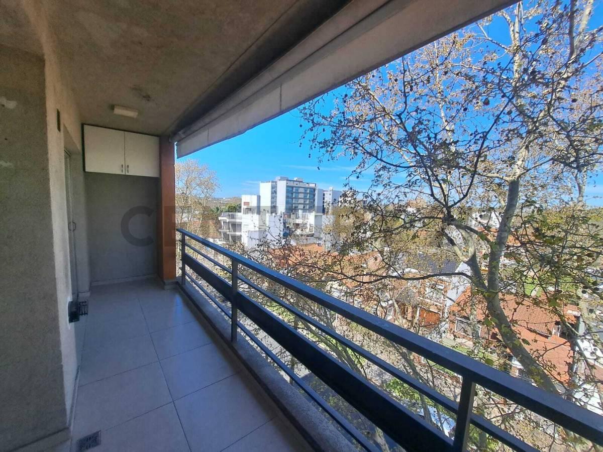 ALQUILER | 2 AMBIENTES CON AMPLIO BALCÓN Y COCHERA | MORENO CENTRO – LADO NORTE | BAJAS EXPENSAS — foto 1