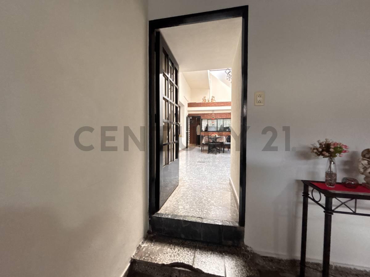 Casa 5 Amb. c/ Terraza y Cochera y local Comercial- Villa del Parque — foto 1
