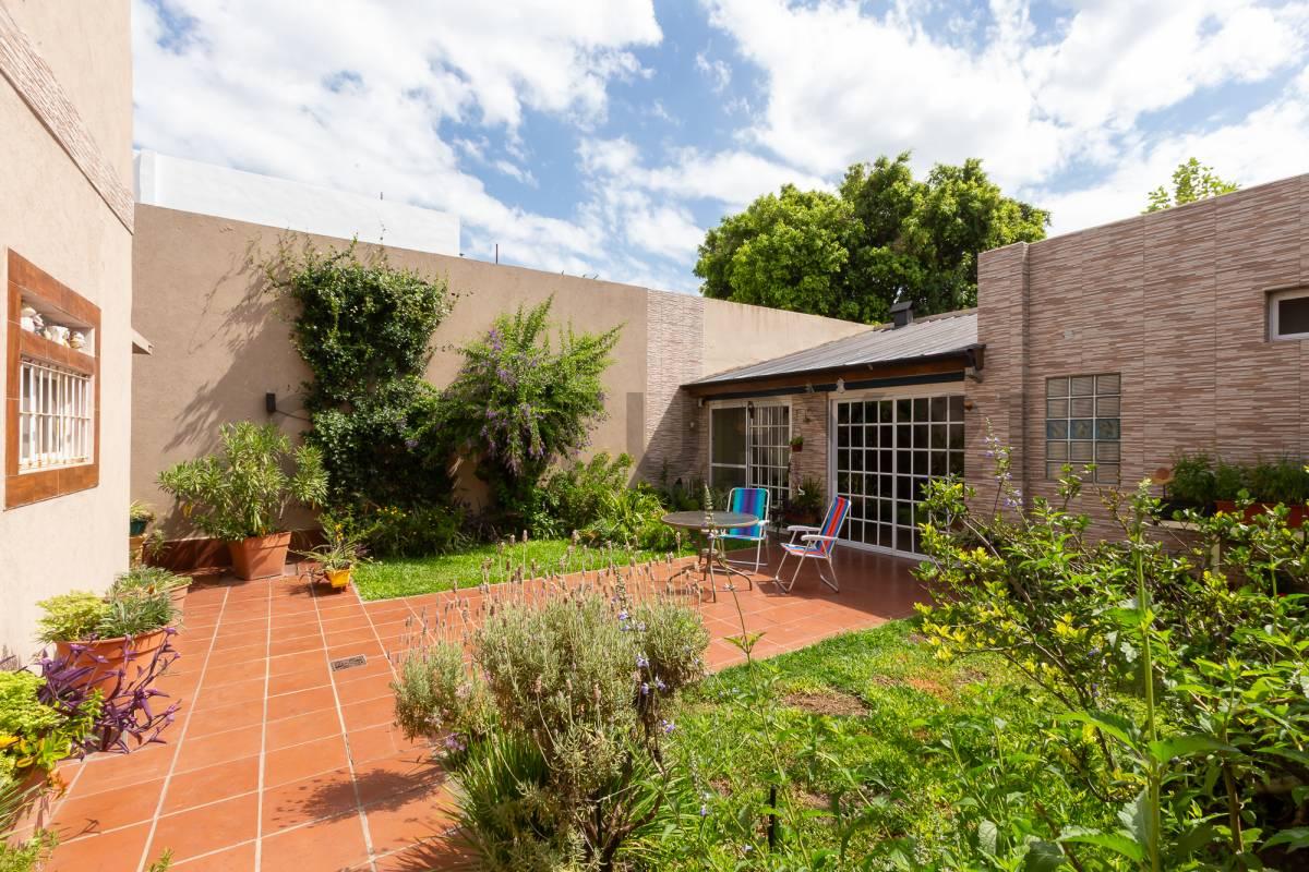 Casa de categoría en Villa Maipú. Permuta — foto 1