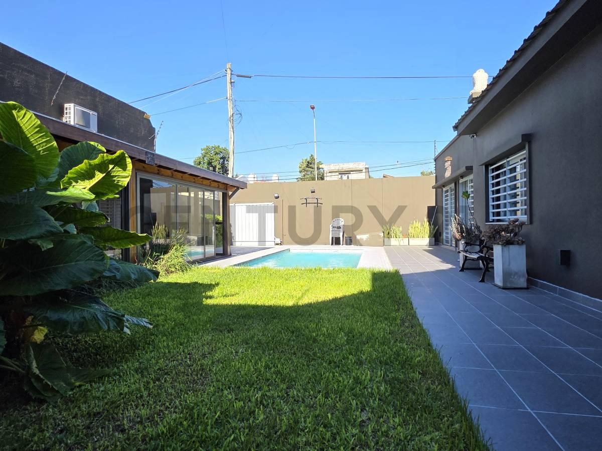 VENTA | Casa 5 Ambientes con Parque Pileta y Quincho 2 Cocheras en Villa Sarmiento - PERMUTA — foto 1