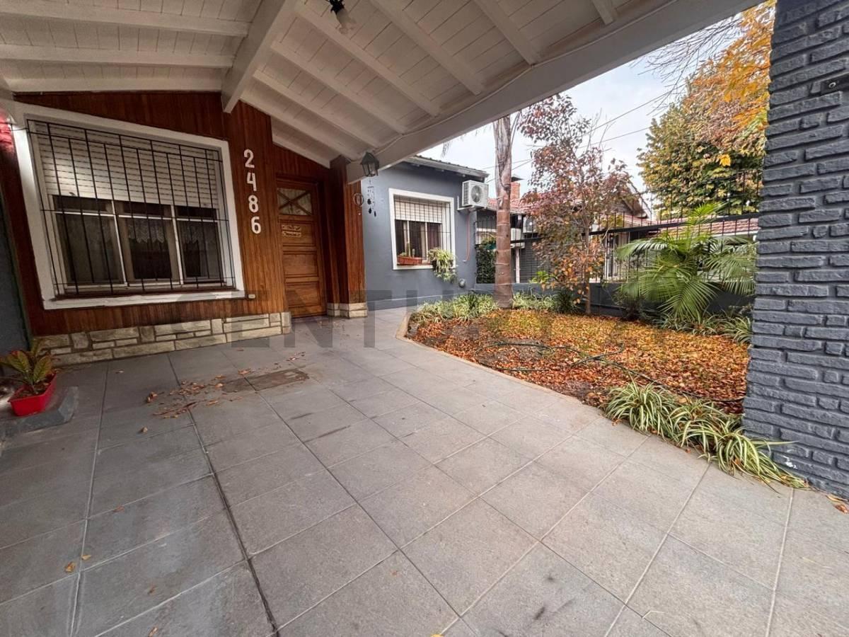 VENTA CASA 4 AMBIENTES, PATIO Y COCHERA EN CIUDAD JARDIN. APTO CRÉDITO. ACEPTA PERMUTA — foto 1