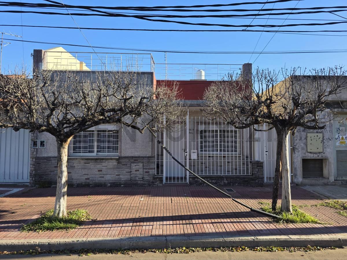 VENTA CASA 4 AMBIENTES, CON PARQUE, PARRILLA, EN SAN MARTIN ACEPTA PERMUTA — foto 1