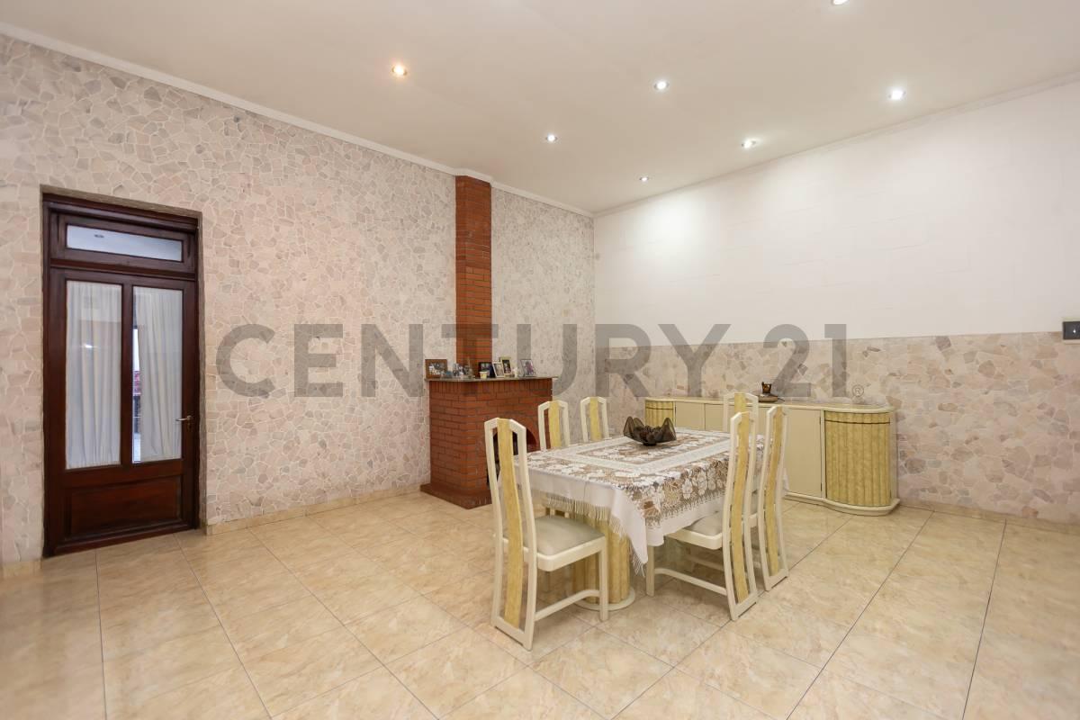 VENTA PERMUTA CASA 4 AMB CON COCHERA Y OFICINA APTA CREDITO EN CASEROS — foto 1