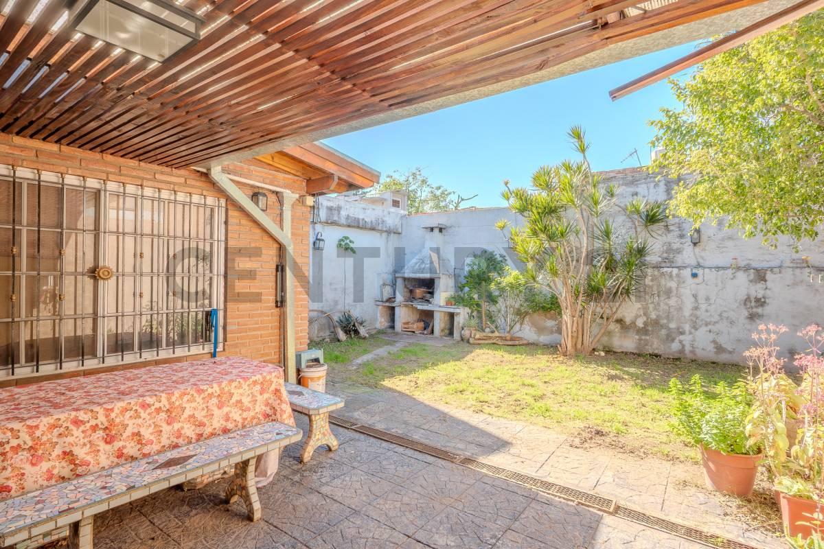 Casa 3 ambientes con jardín, parrilla y cochera en Loma Hermosa - Acepta Permuta — foto 1