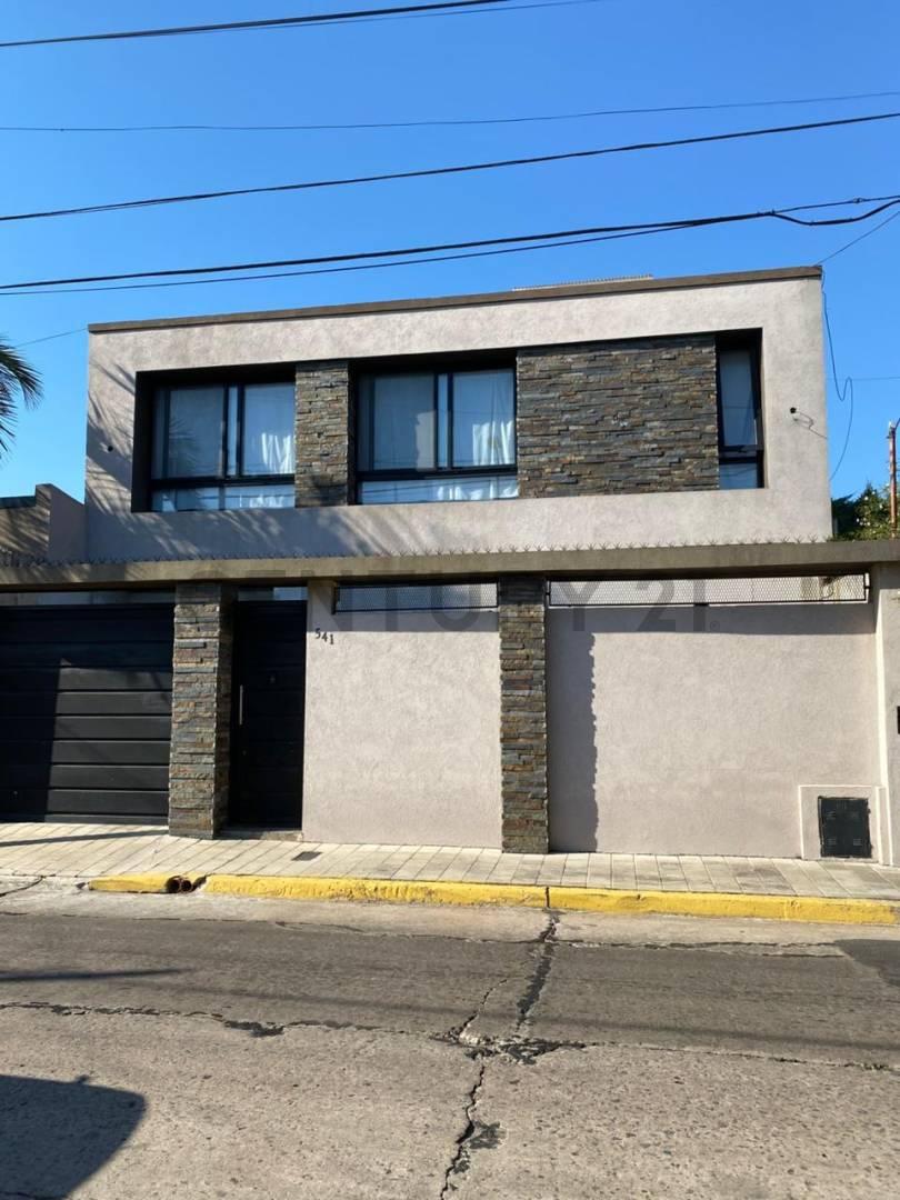Venta Casa 4 dormitorios Lomas de Zamora + Pileta Jardín Garage — foto 1