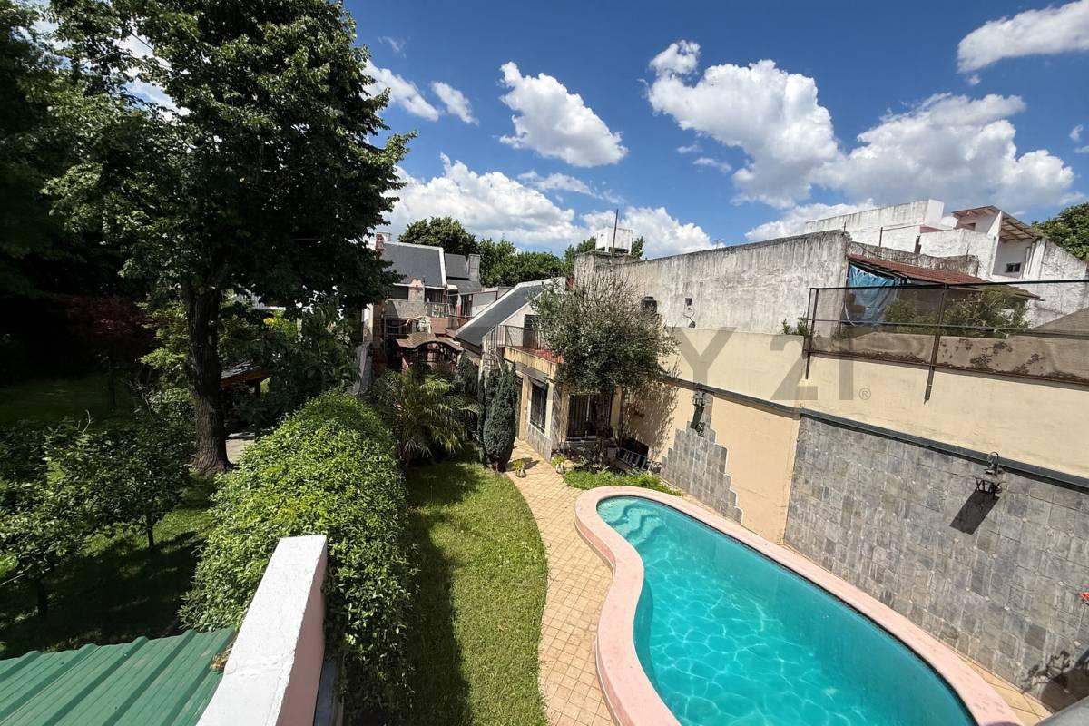 Impresionante! Casa de 5 ambientes con dependencia, fondo, pileta, quincho, parrilla y cochera. — foto 1