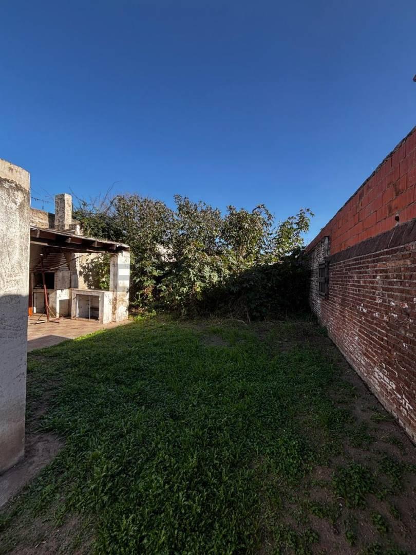CASA EN VENTA A RECICLAR DE 2 DORMITORIOS — foto 1