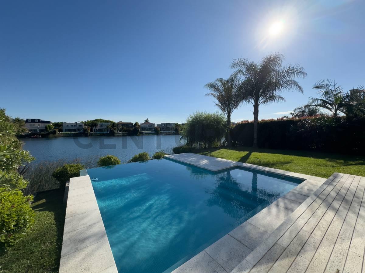 Casa al agua en Los Lagos, Nordelta | 3 suites, muelle y diseño — foto 1