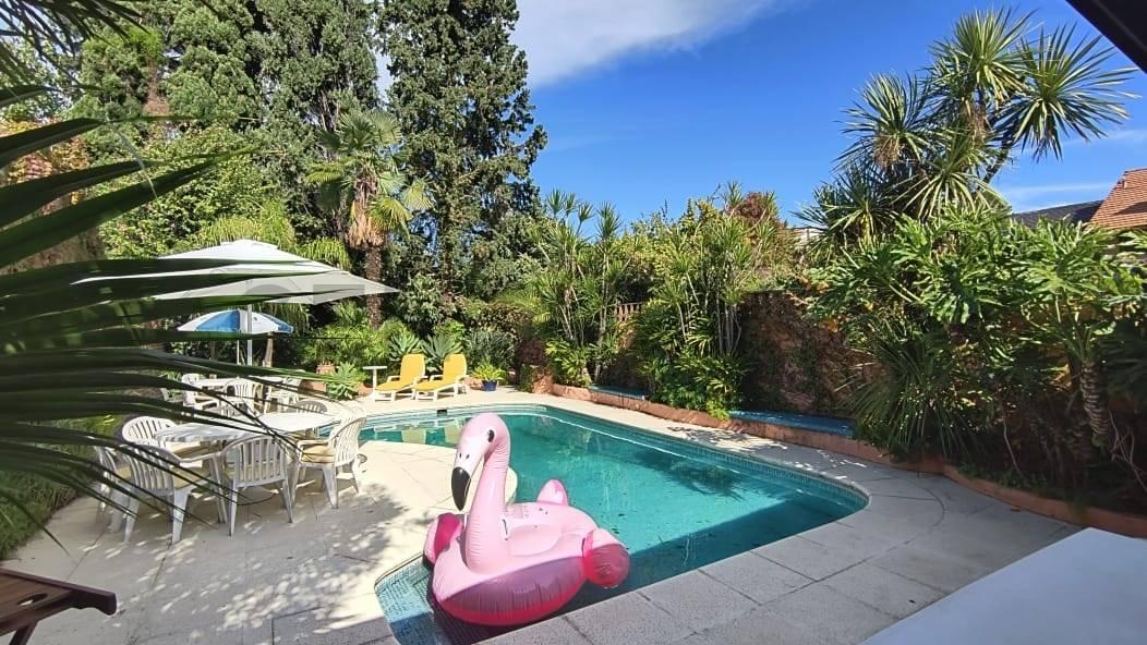 Exclusiva Casa de 4 Plantas con Jardín, Quincho y Pileta — foto 1