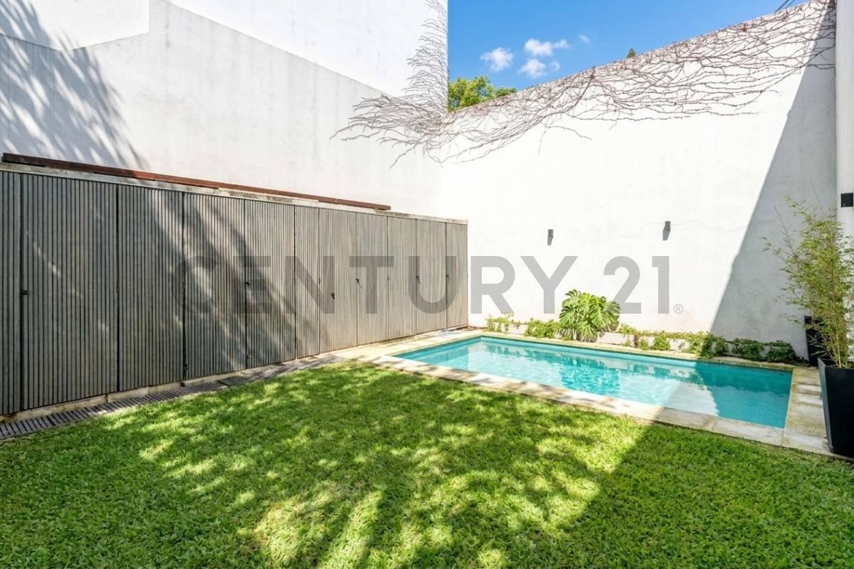 Venta casa 5 ambientes con cochera, parrilla, piscina y jardín — foto 1