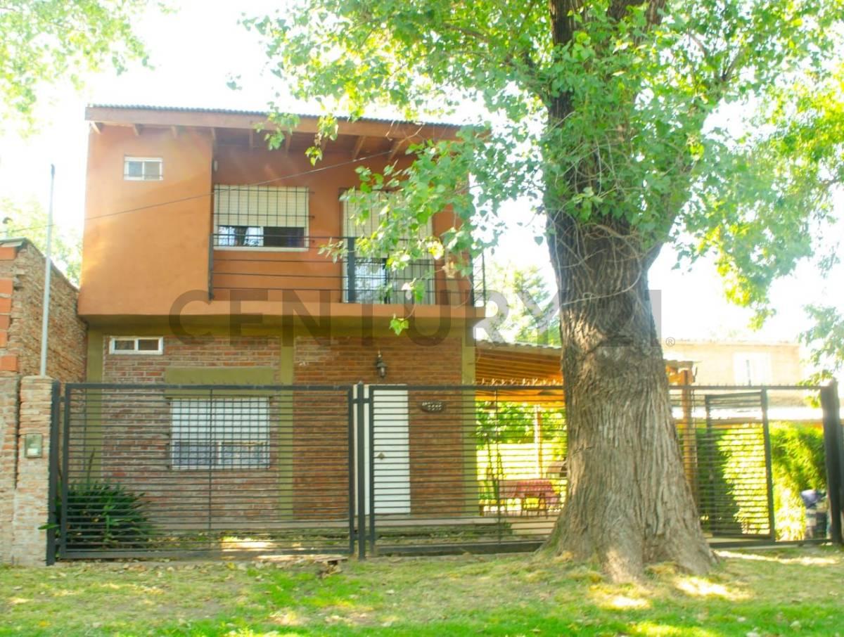 Venta casa de diseño moderno con pileta y amplio espacio verde en Tortuguitas. — foto 1