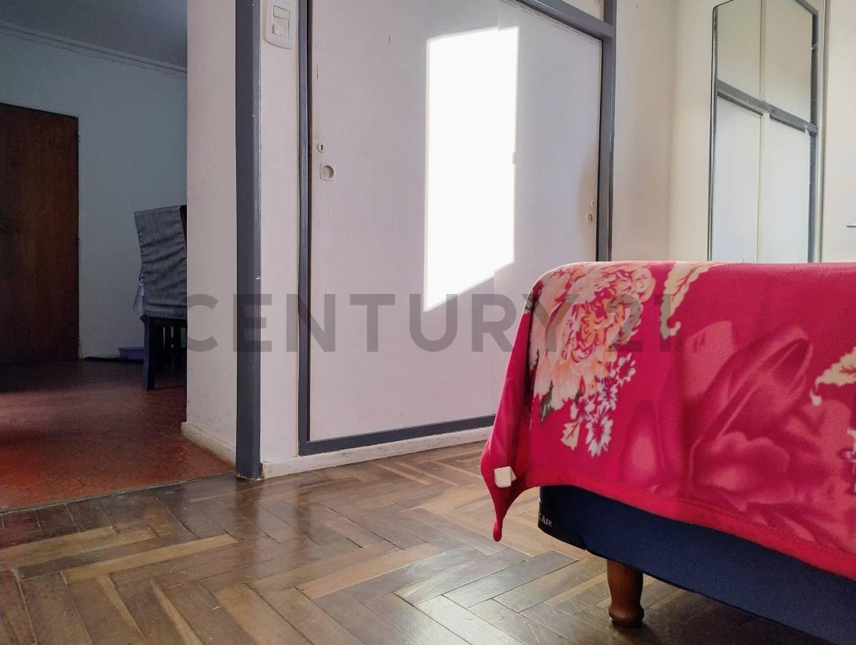 Departamento 2 ambientes, muy luminoso, Piso 3, puerta-balcón, 5 cuadras de Av. Rivadavia, Liniers — foto 1