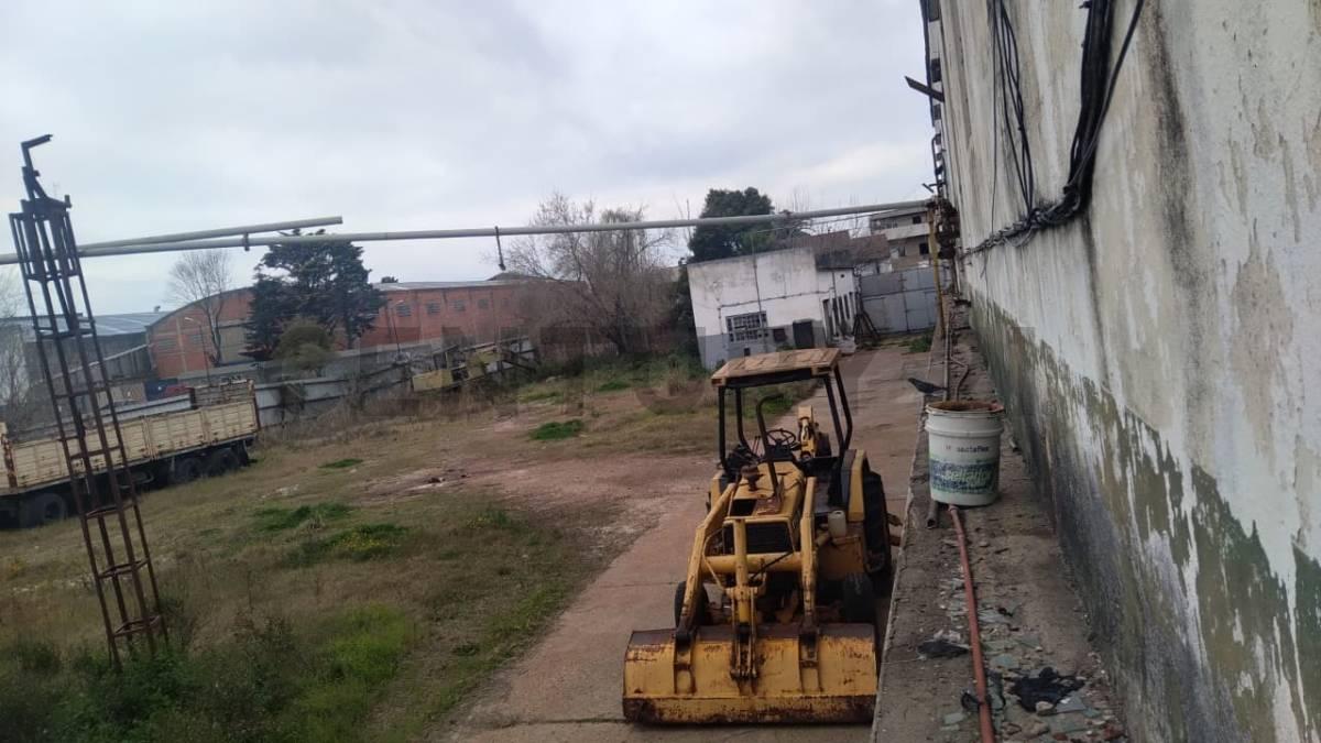 FÁBRICA 8.000M² - SALIDA A 2 CALLES - DEP. INDEP. + 2 CASAS - FINANCIA — foto 1