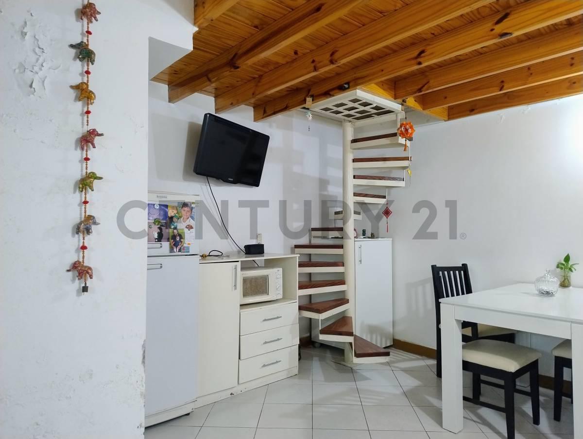 PH en venta zona Abasto, con entrepiso, hall de entrada y pequeña terraza. 4 ambientes. Dos departam — foto 1