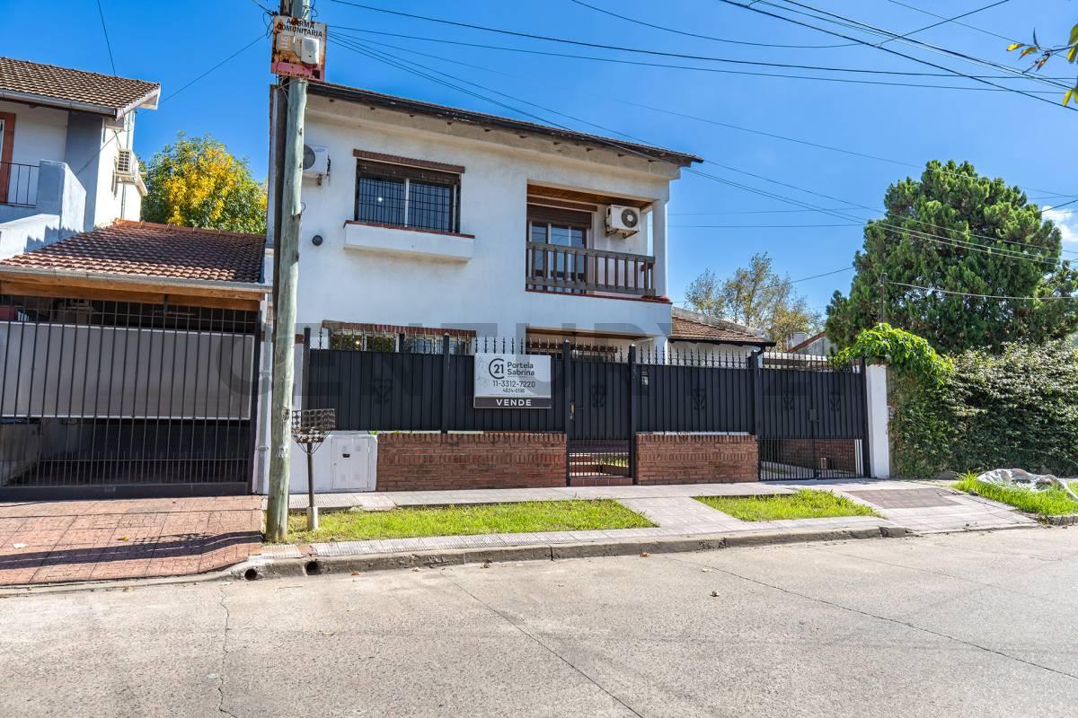 VENTA CASA 4 ambientes CASTELAR SUR pileta apto credito — foto 1