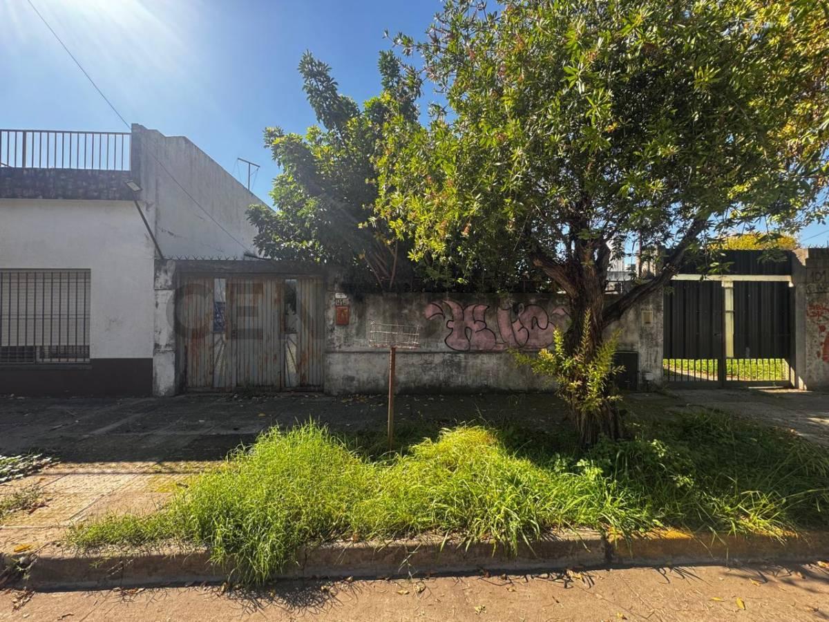 VENTA LOTE ITUZAINGO CON CASA A REFACCIONAR — foto 1