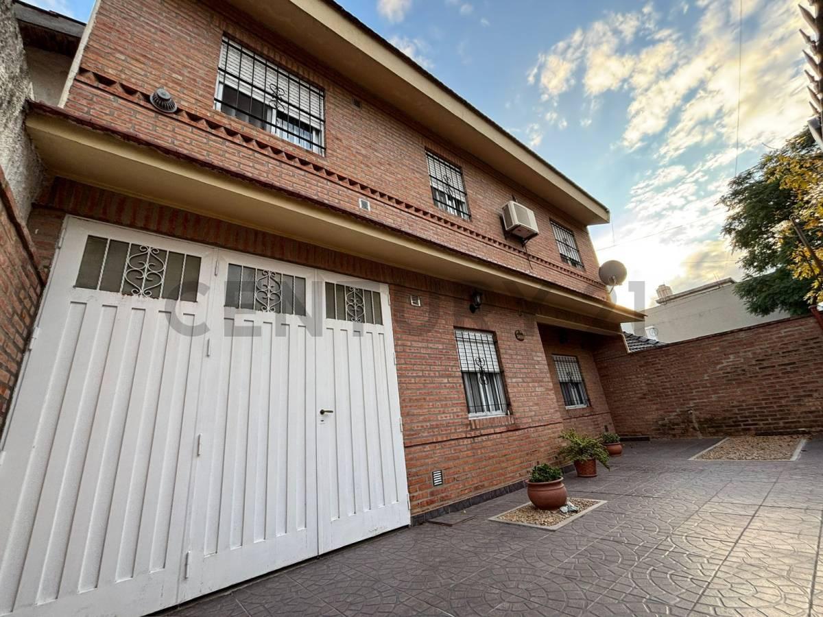 Venta Casa 5 ambientes con cochera doble y patio en Villa Udaondo — foto 1