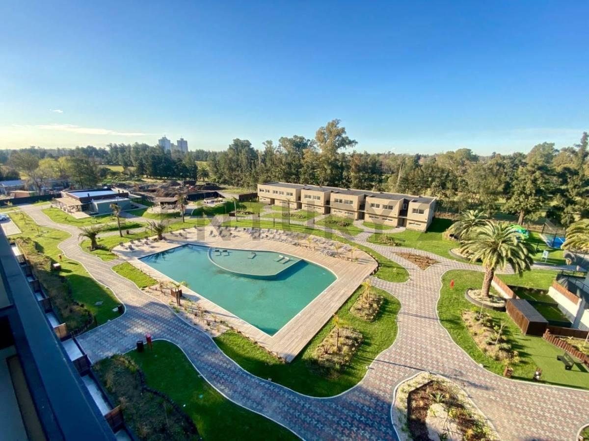 VENTA MONOAMBIENTE CON COCHERA | VISTA AL GOLF Y PILETA | RENATA GOLF — foto 1
