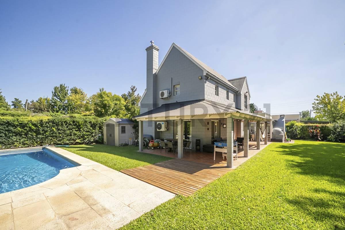 Venta Casa 4 amb con quincho pileta y cochera Los Abedules — foto 1