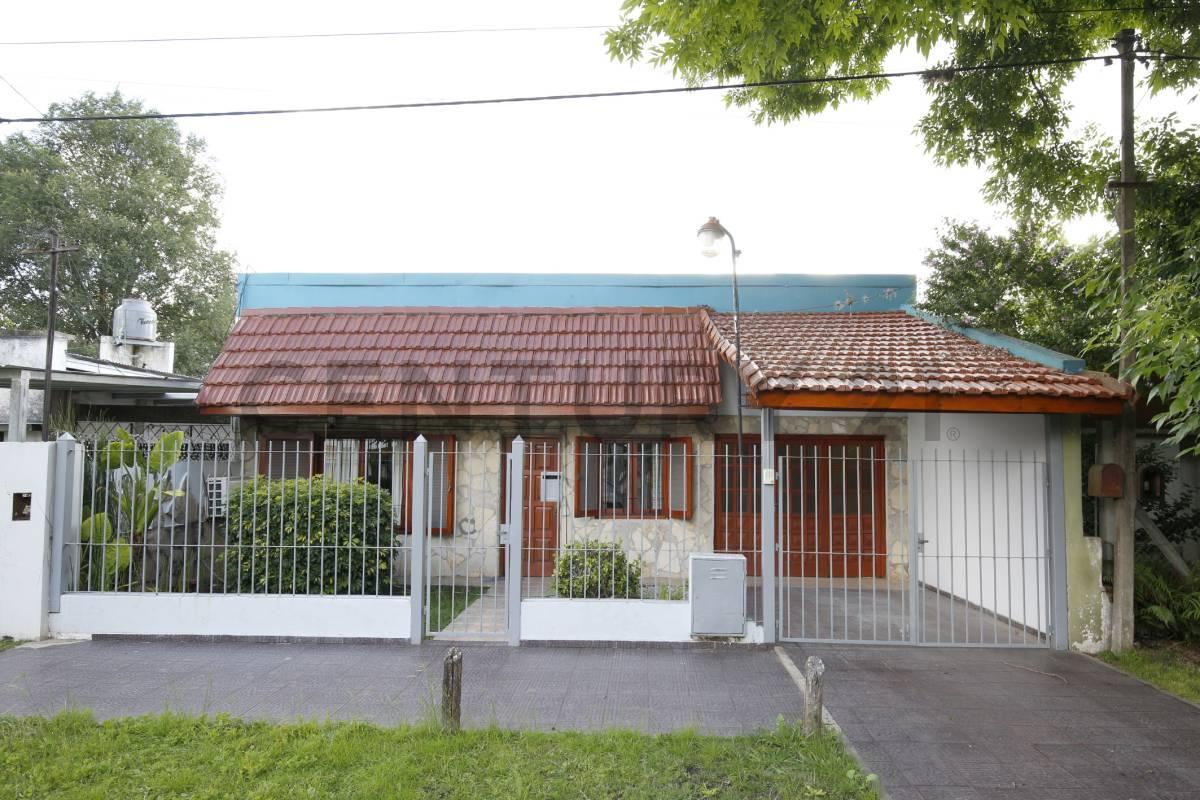 CASA EN VENTA DE DOS DORMITORIOS EN LA PLATA — foto 1