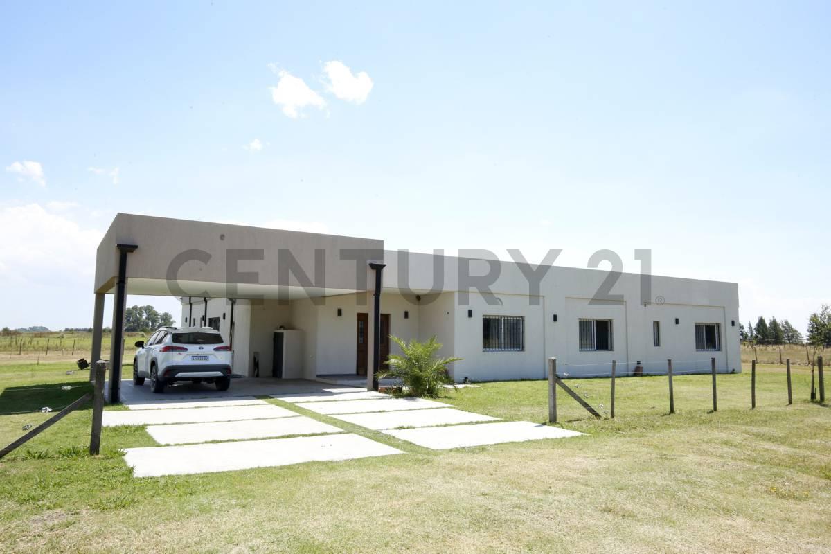 Casa en venta, tres dormitorios y pileta, La Plata permuta por departamento — foto 1