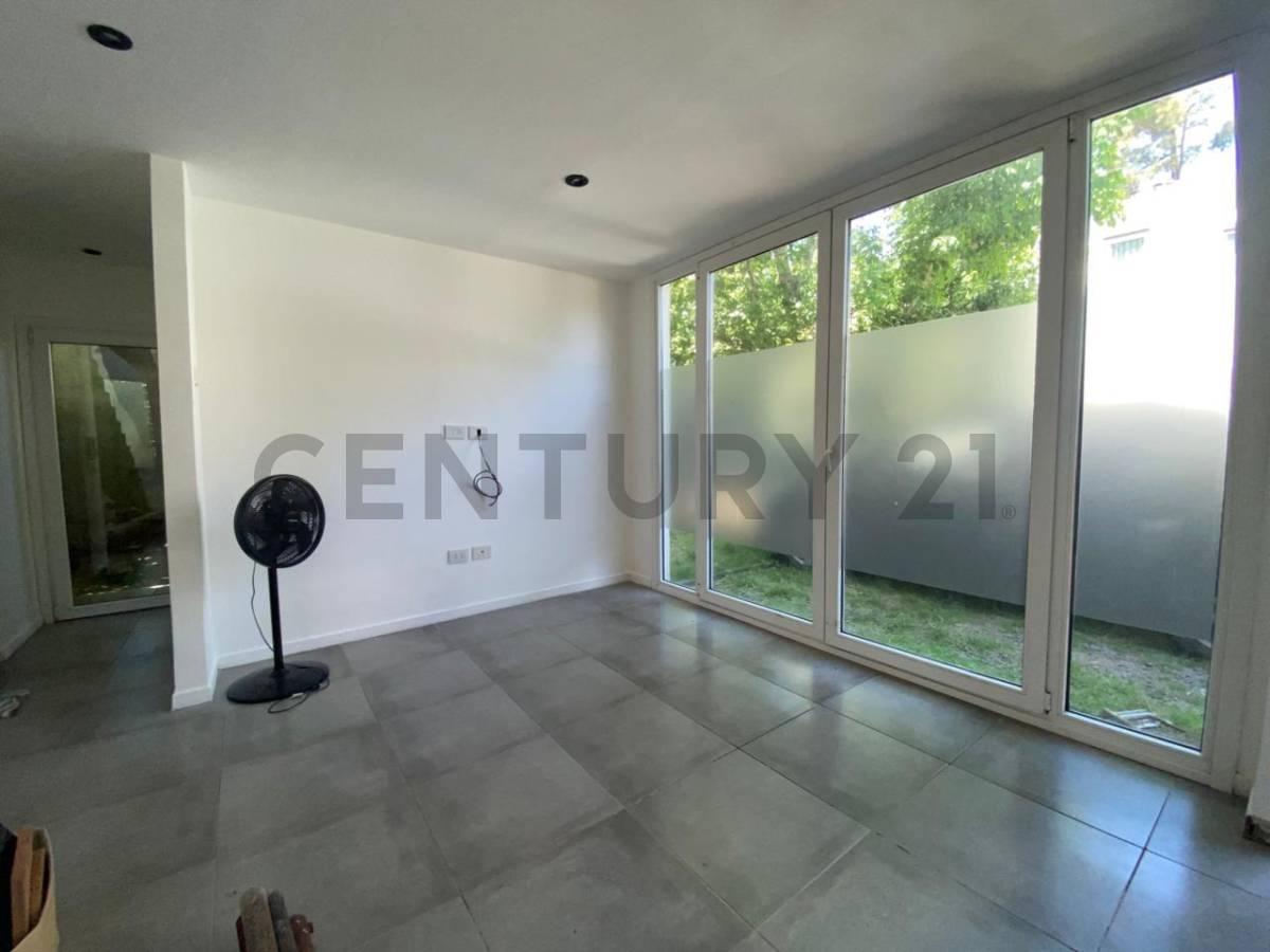 Casa Duplex en venta 2 dormitorios, cochera — foto 1