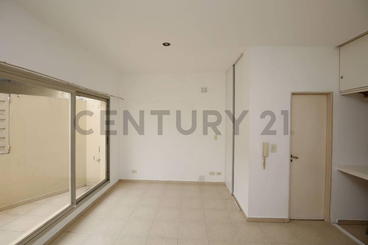 Monoambiente en venta en La Plata con patio — foto 1