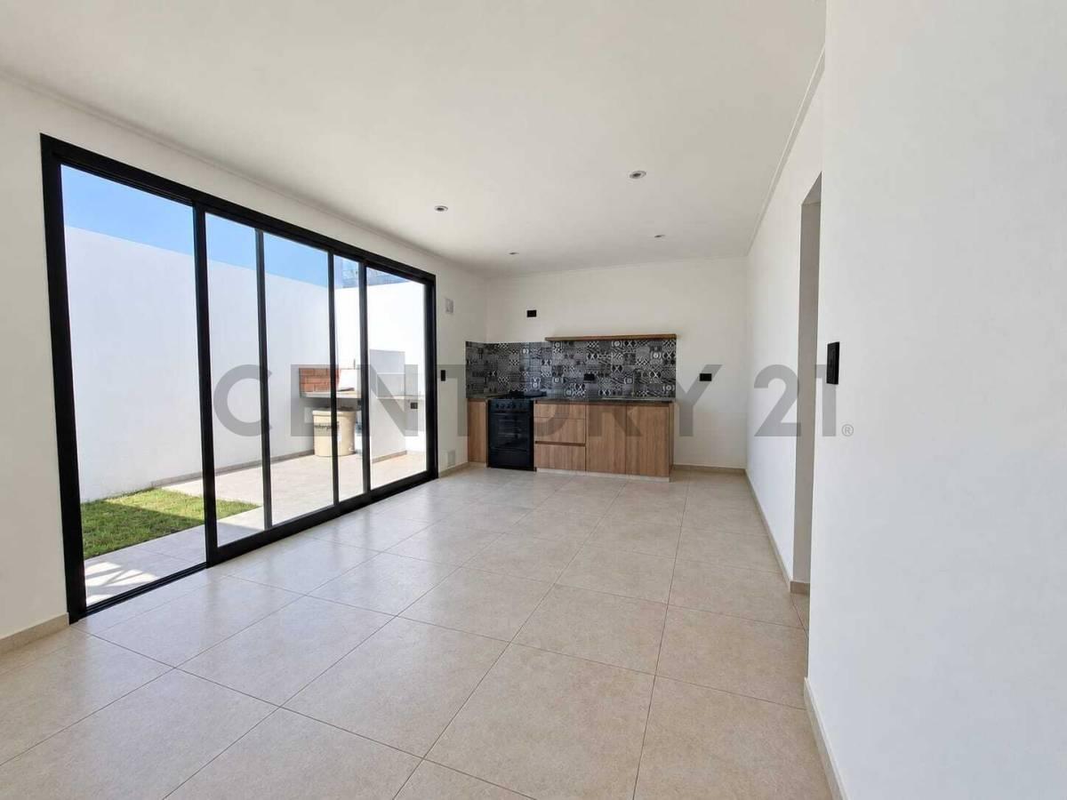 PH EN VENTA A ESTRENAR, 2 DORMITORIOS, PATIO Y PARILLA, LA PLATA — foto 1