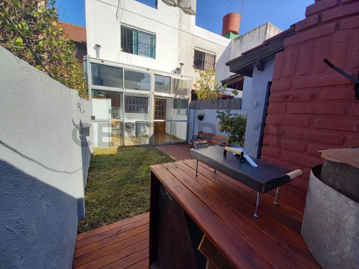 Venta dúplex 3 ambientes con parrilla, jardin y cochera en Castelar — foto 1