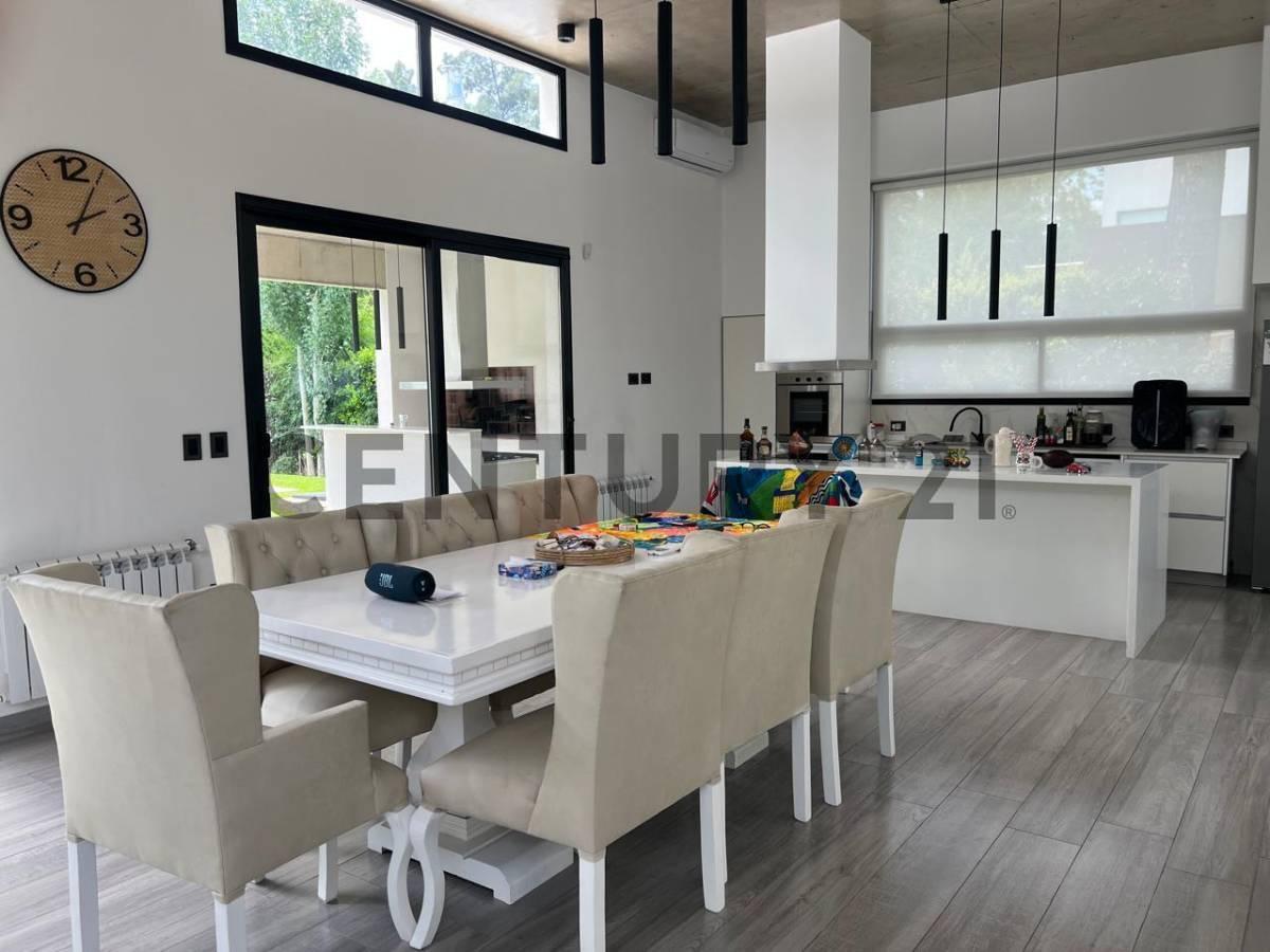 VENTA CASA CASCO DE ÁLVAREZ MORENO 4 AMBIENTES EN BARRIO CERRADO — foto 1