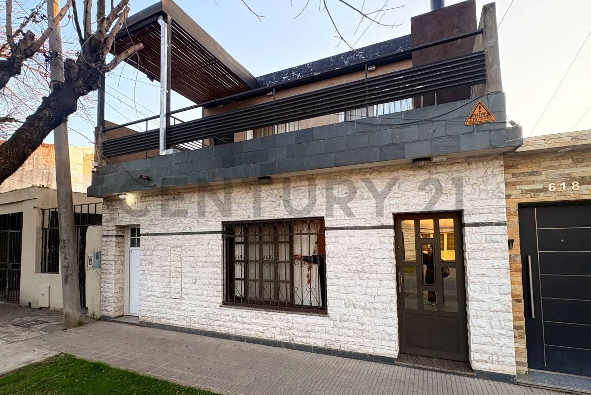 Venta Casa de 2 Dormitorios + comodín con quincho y jardin en Belgrano, Rosario — foto 1