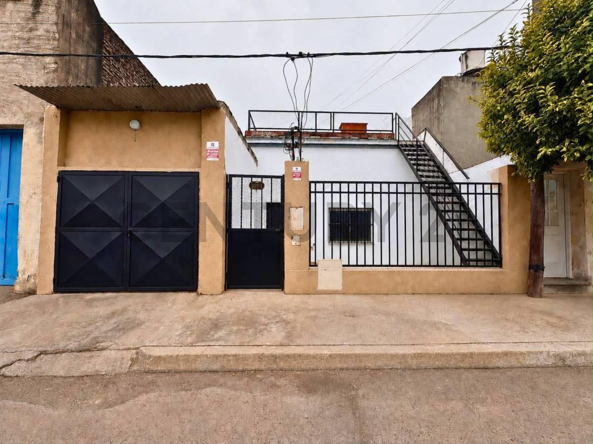 Venta | Casa de 4 Dormitorios con patio, terraza y cochera en Echesortu, Rosario — foto 1