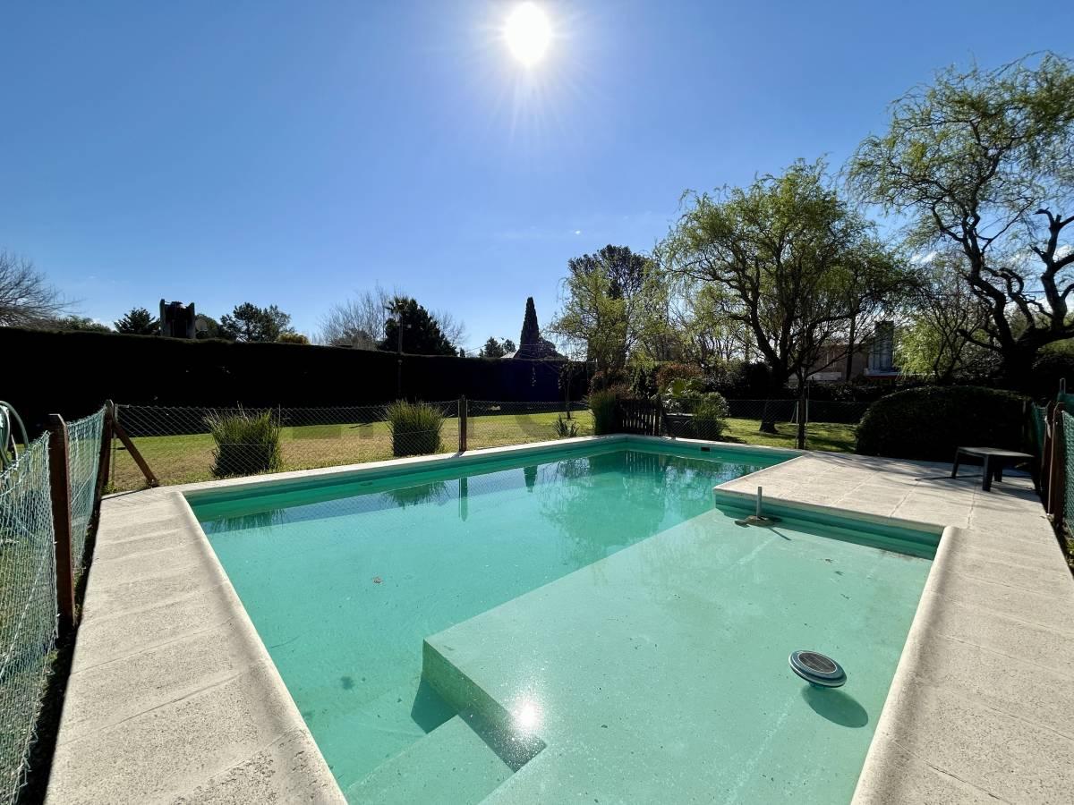 Venta Casa de 3 Dormitorios con amplio jardín y pileta en Las Quintas, Funes — foto 1