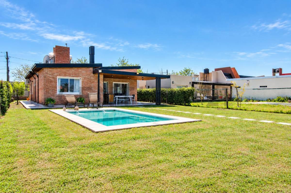VENTA | Casa de 2 Dormitorios con jardín, pileta y cochera | Funes City — foto 1