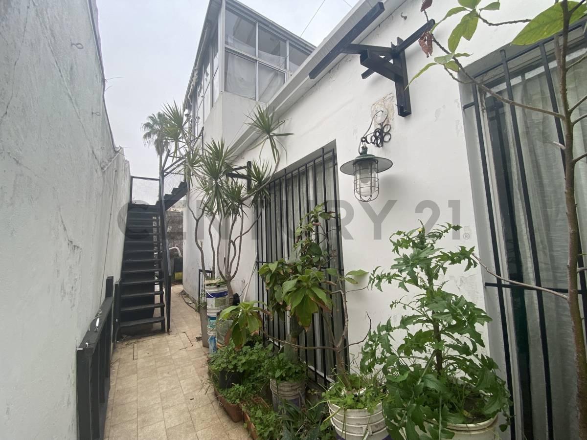 Casa de pasillo en venta en La Plata 2 dormitorios + monoambiente con entrada independiente — foto 1