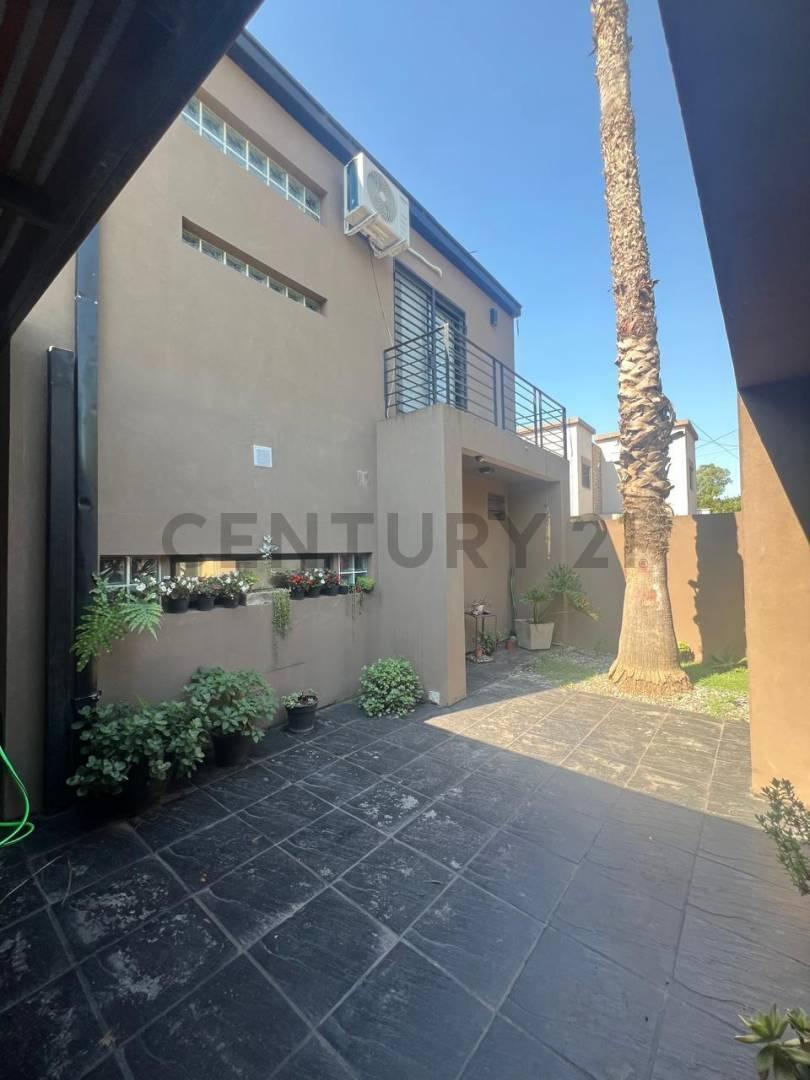 Casa en city bell en alquiler — foto 1