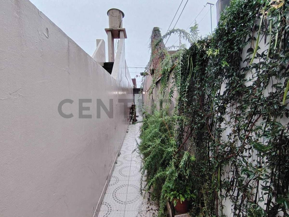 Oportunidad en Barrio Las Delicias: Amplia Casa de Pasillo – 3 Dormitorios y Parrillero — foto 1