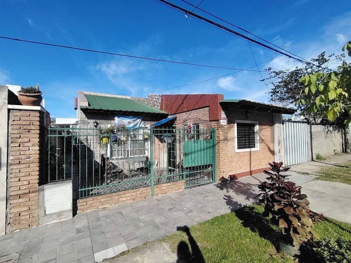CASA 3 DORMITORIOS EN BARRIO LOS NARANJOS — foto 1