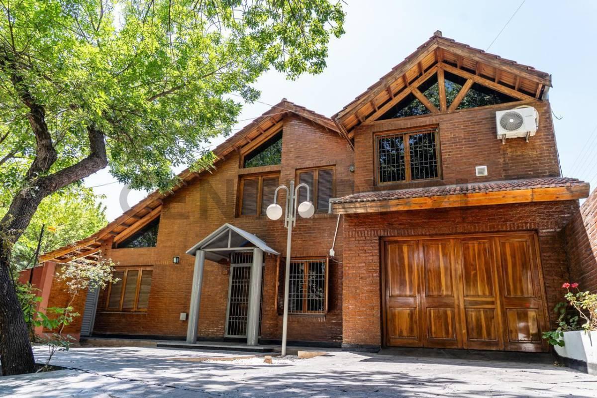 EXCLUSIVA CASA EN GODOY CRUZ B° Santa Angela — foto 1