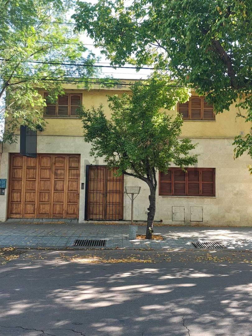 CASA EN VENTA PARA USO PROFESIONAL / COMERCIAL – CENTRO DE LUJÁN DE CUYO — foto 1