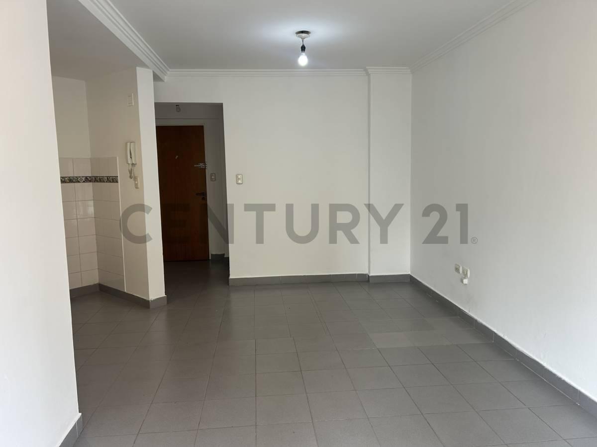 45 E/ 12 Y 13 - MONOAMBIENTE EN ALQUILER CON BALCÓN — foto 1