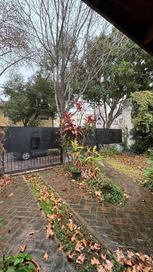 Venta Casa 3 amb La Lucila Vicente Lopez en lote propio con garage y jardín — foto 1