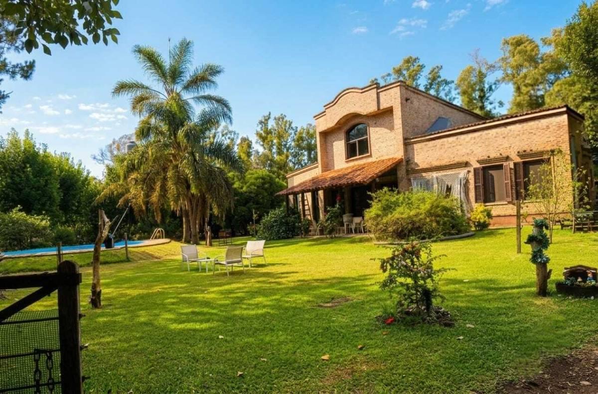 VENTA Exclusiva Casa 230m² Sobre 3.500m² | Suite, Playroom Y Piscina | Chacras Del Molino — foto 1