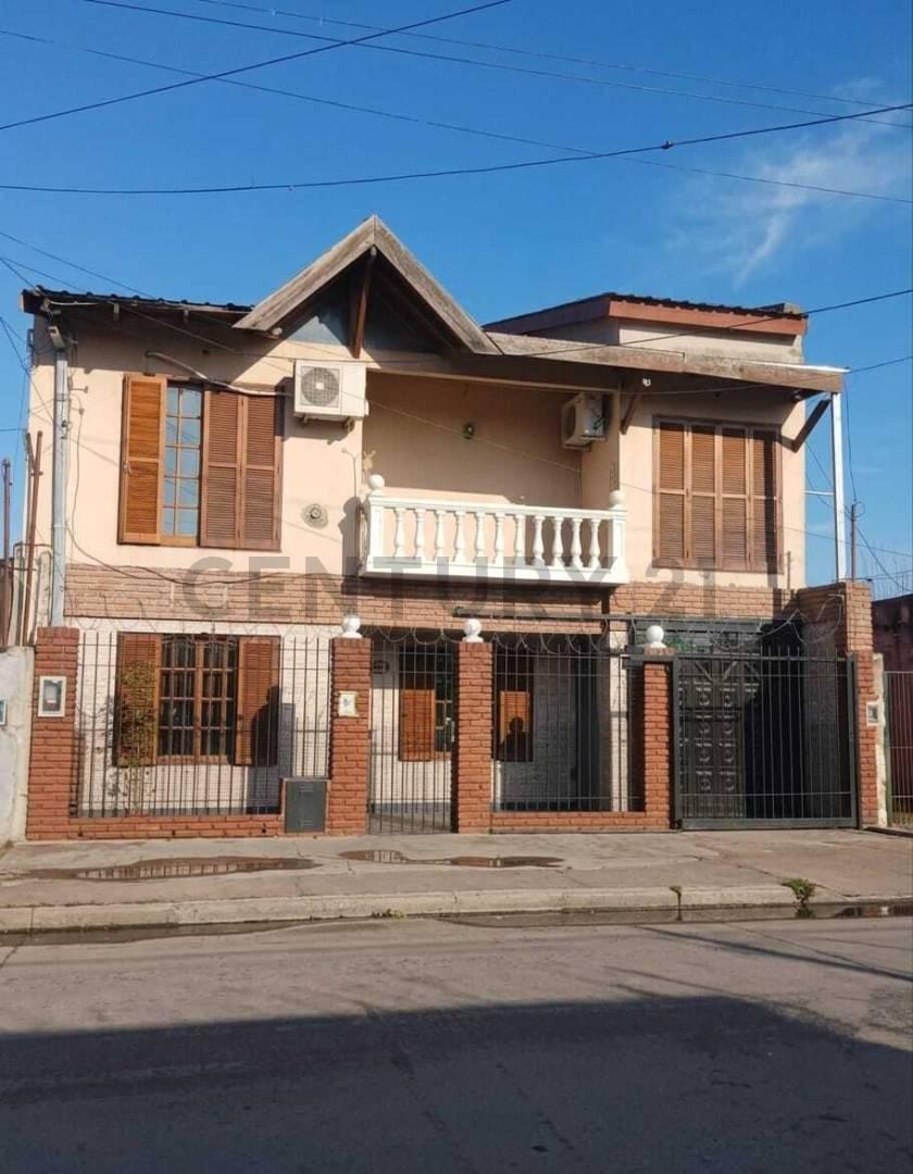 VENTA CASA de 5 Dormitorios con Pileta Climatizada, Quincho y Gran Altillo. — foto 1