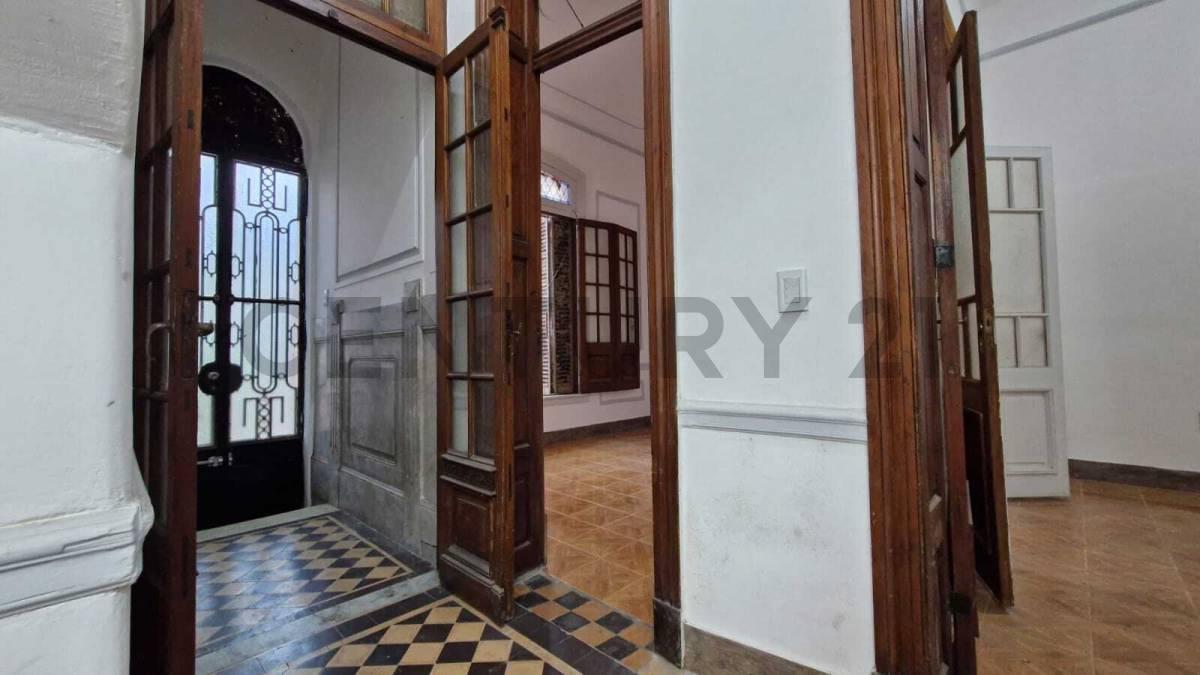 PH de 4 ambientes con doble patio, 2 baños completos y entrada de servicio en edificio de época. — foto 1
