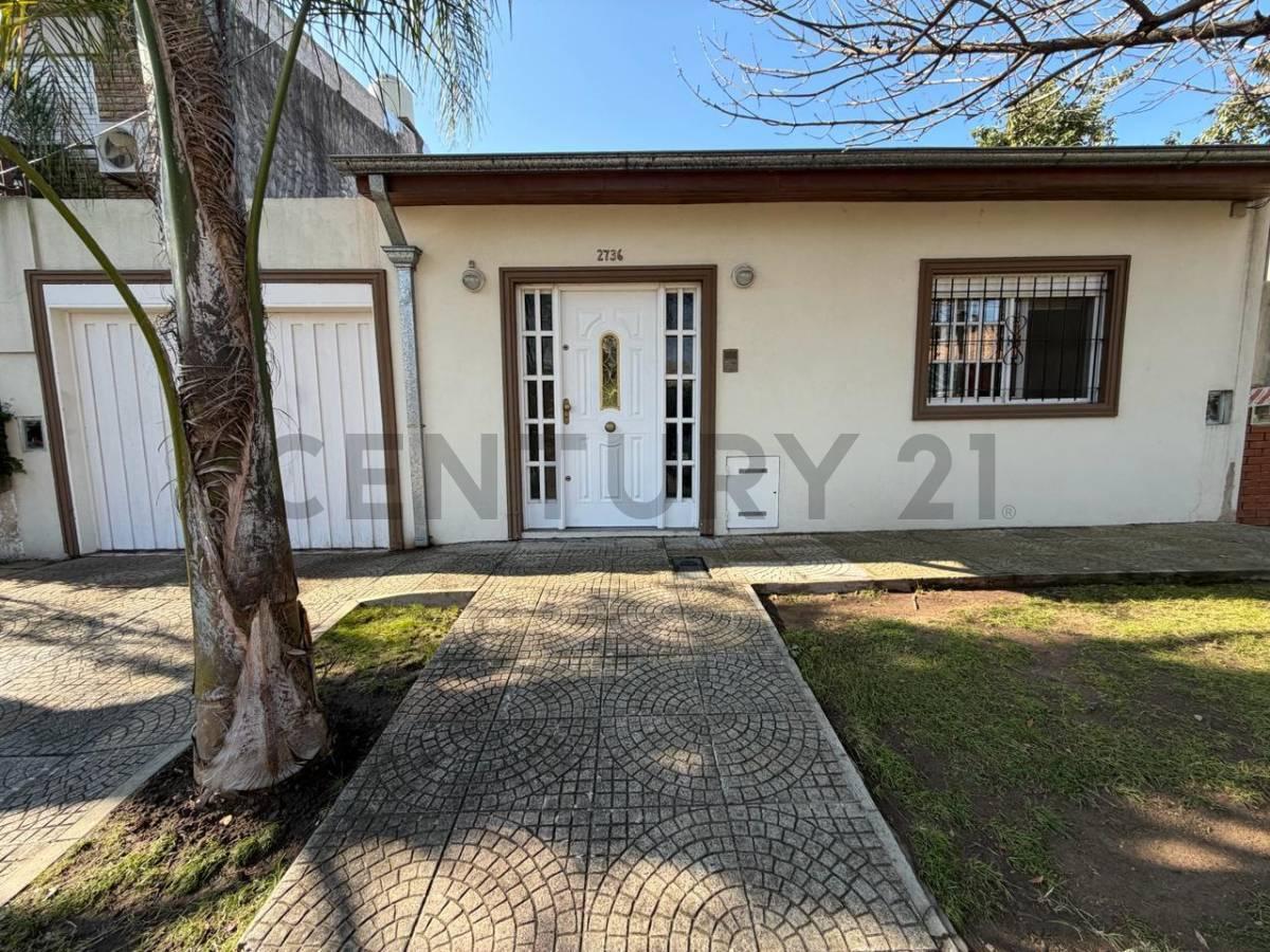 CASA LOTE PROPIO LIMITE CIUDAD JARDIN Y CASEROS C/COCHERA Y JARDIN — foto 1