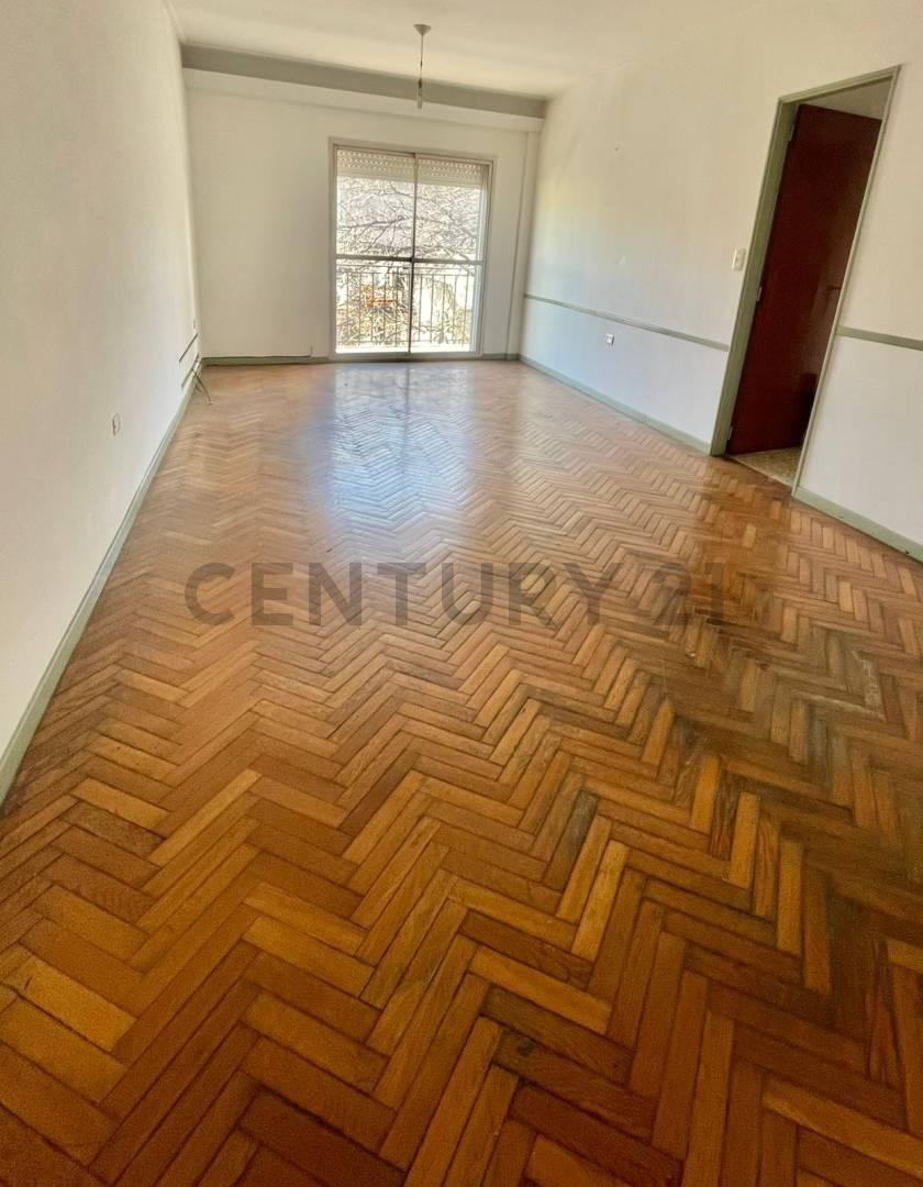VENTA DEPARTAMENTO 4 AMBIENTES + DEPENDENCIA BALCON TOILLETE LAV. APTO CREDITO FLORESTA/VELEZ SARSFI — foto 1