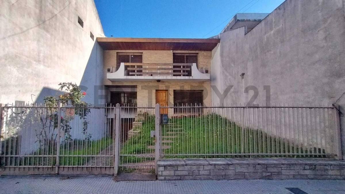 VENDE Amplia Residencia de 4 Ambientes con cochera y quincho en Villa Santa Rita — foto 1