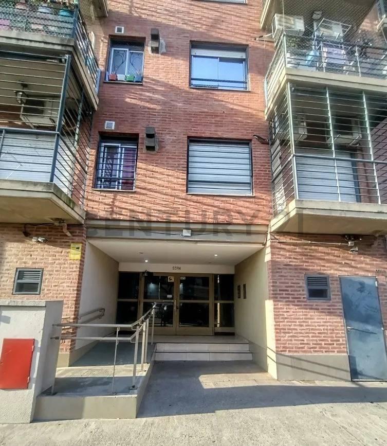MODERNO DEPARTAMENTO DE 3 AMBIENTES EN VENTA EN EL CORAZON DE VILLA RIACHUELO. — foto 1