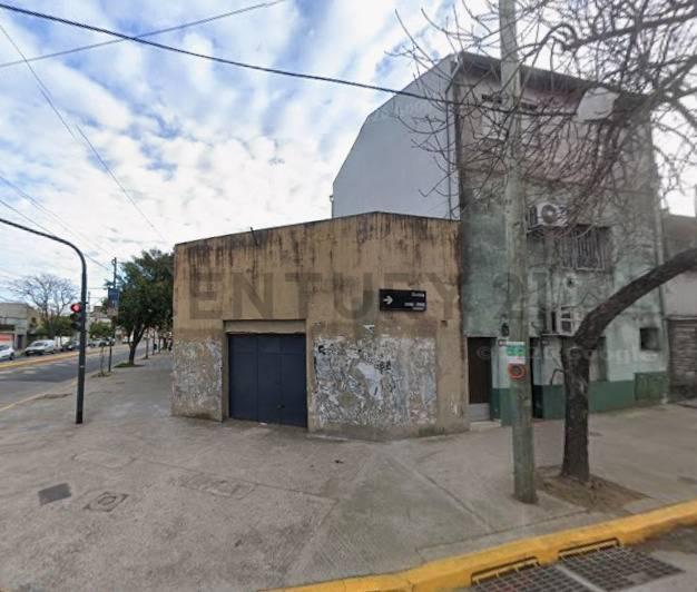 VENTA - LOCAL COMERCIAL + DOS DEPARTAMENTOS EN BLOQUE - FLORES — foto 1